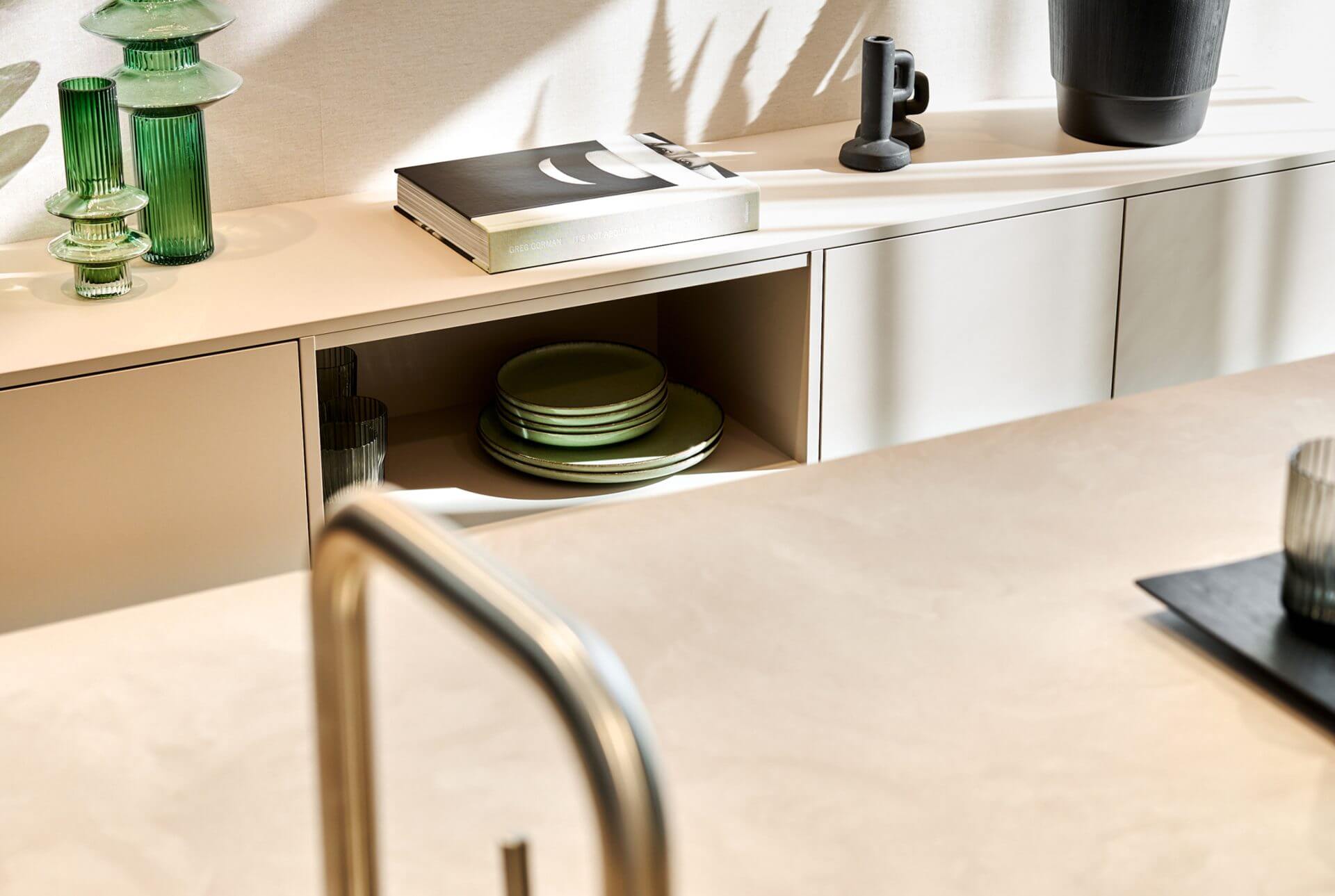 Groene eilandkeuken met gouden kraan