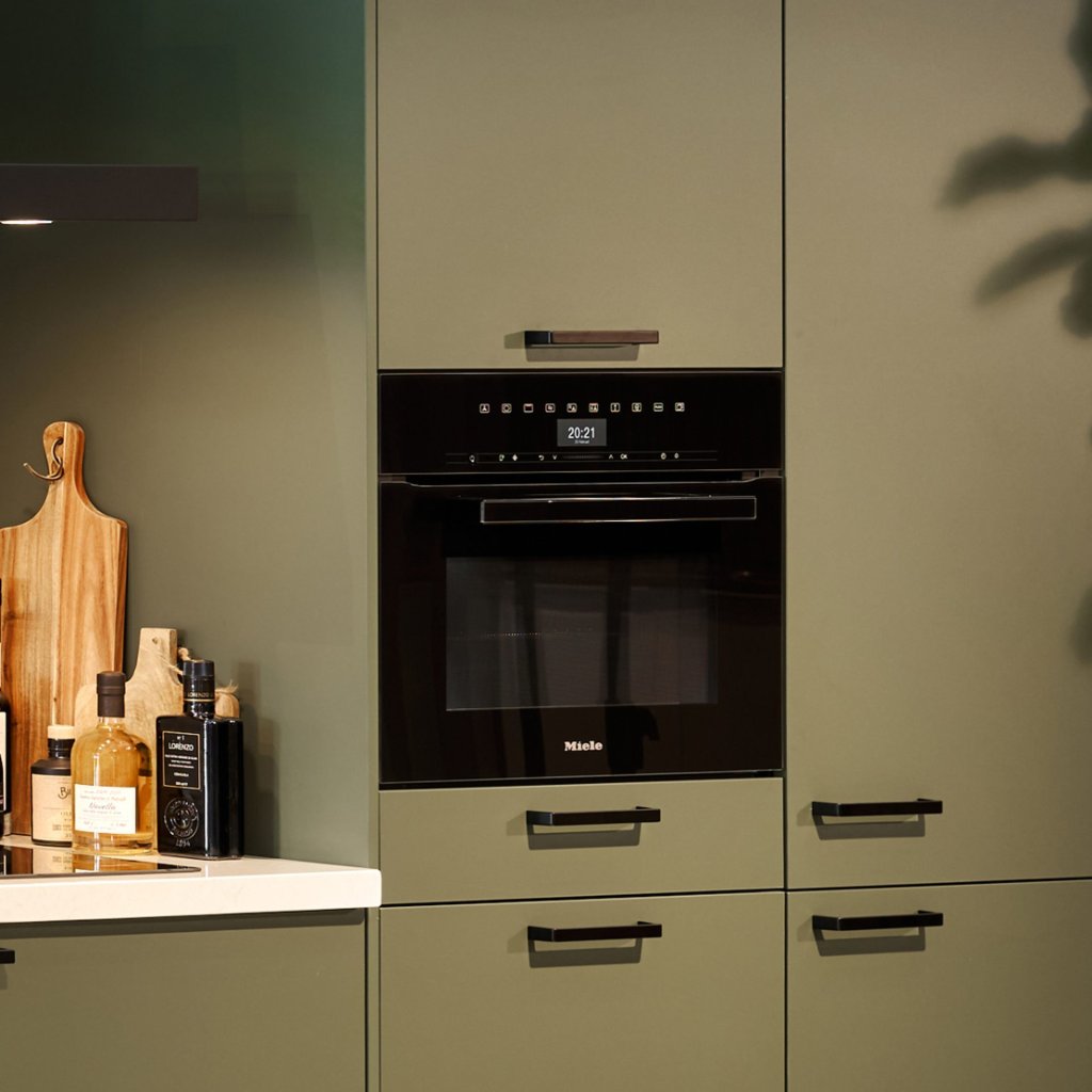 Olijfgroene concept130 keuken met Miele oven