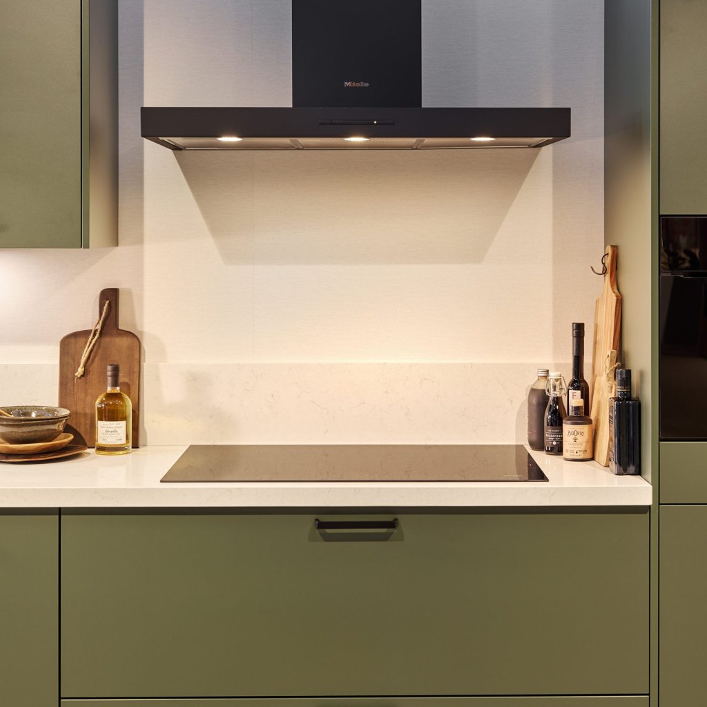 Olijfgroene concept130 keuken met miele afzuigkap en inductie kookveld