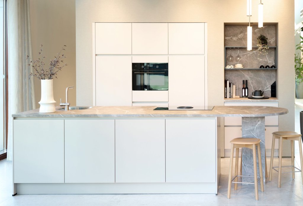 Witte rechte eiland concept130 keuken met bar | Eigenhuis Keukens Lichte rechte eiland concept130 keuken met bar in de kleur 'kashmir'