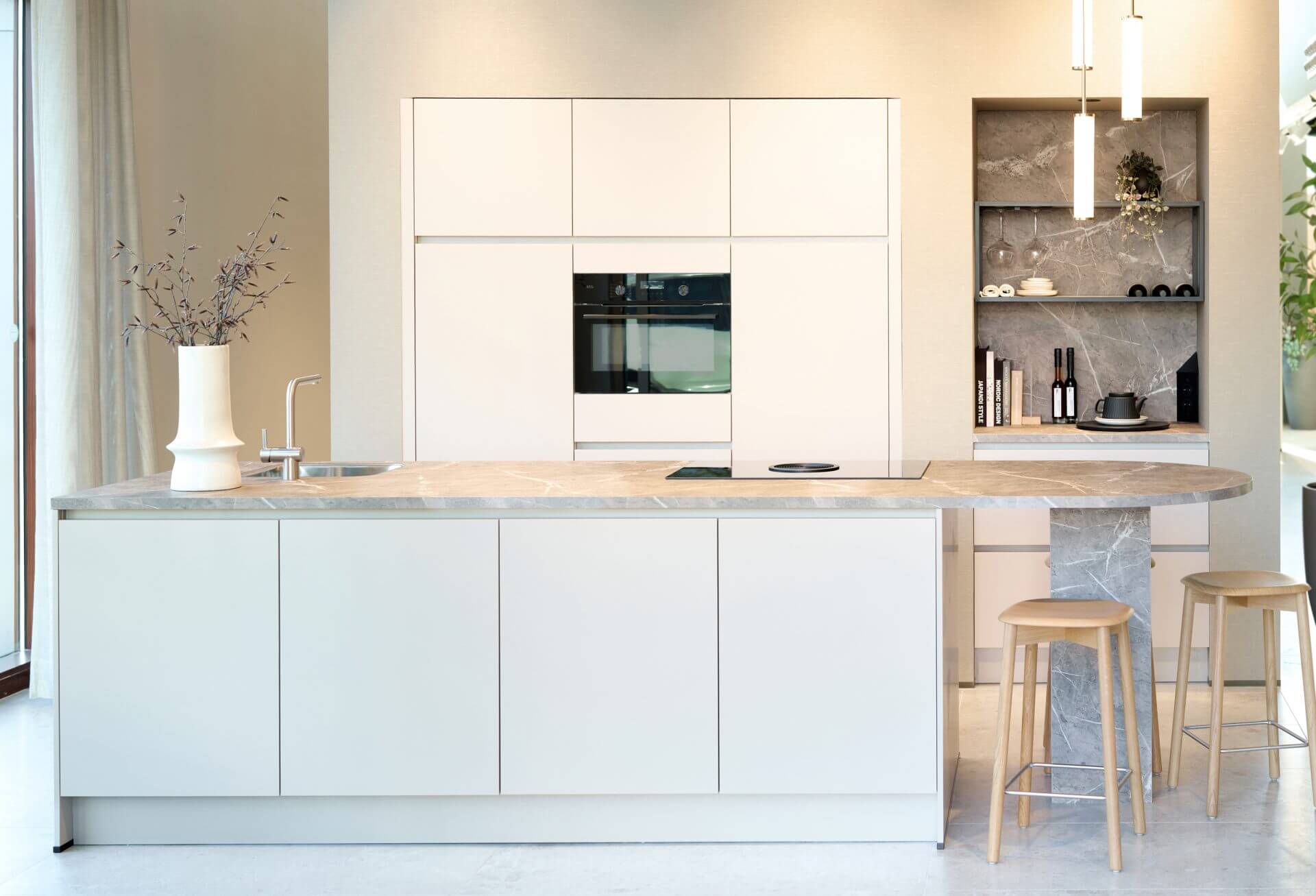 Lichte rechte eiland concept130 keuken met bar in de kleur 'kashmir'
