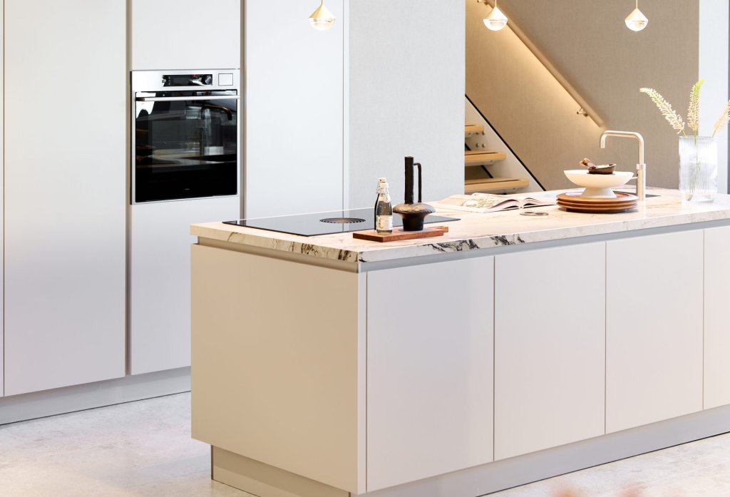 Kiezelgrijze moderne eiland keuken van Pronorm | Eigenhuis Keukens Moderne kiezelgrijze eiland keuken van Pronorm