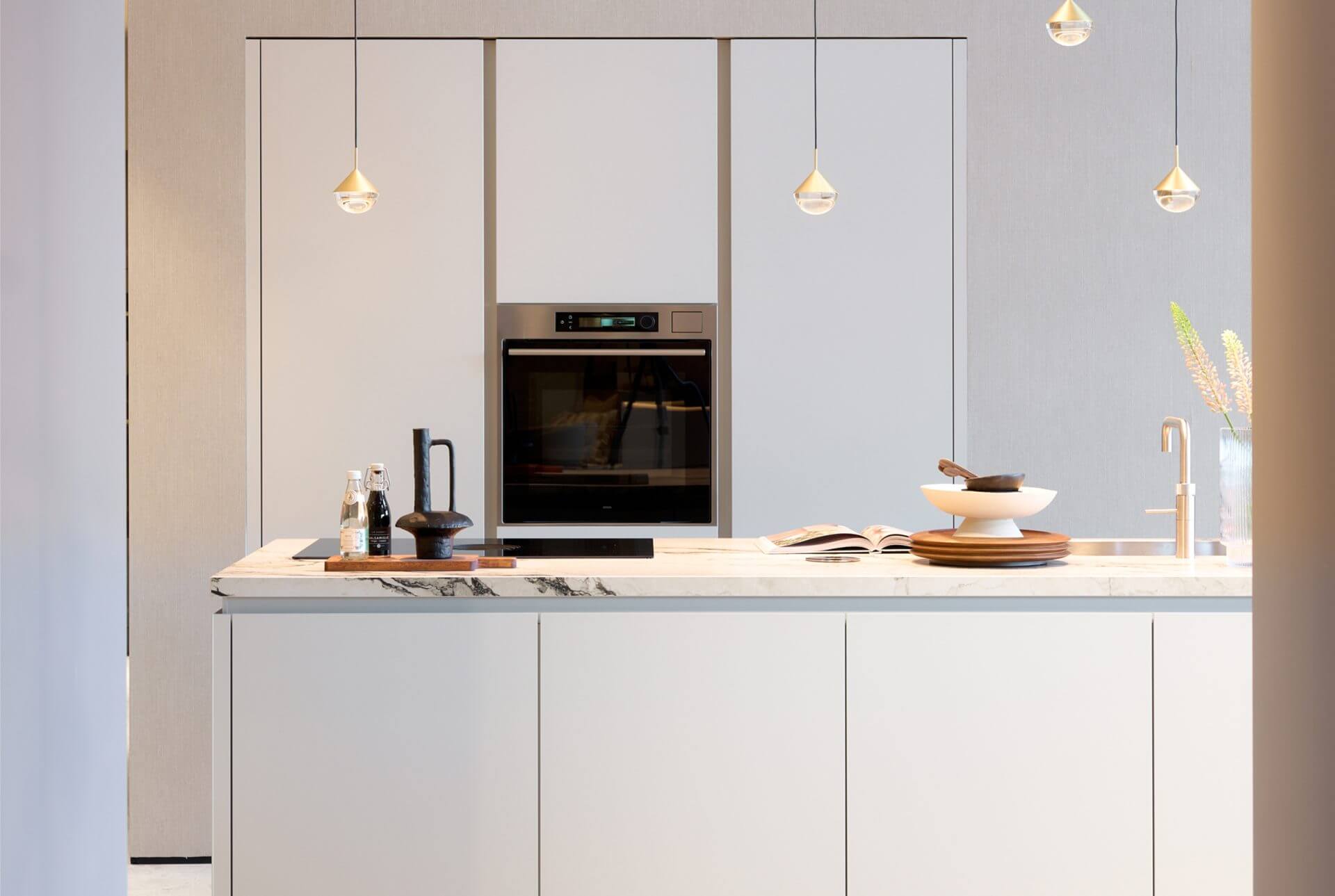 Moderne kiezelgrijze Pronorm eiland keuken vooraanzicht | Eigenhuis Keukens Moderne kiezelgrijze Pronorm eiland keuken