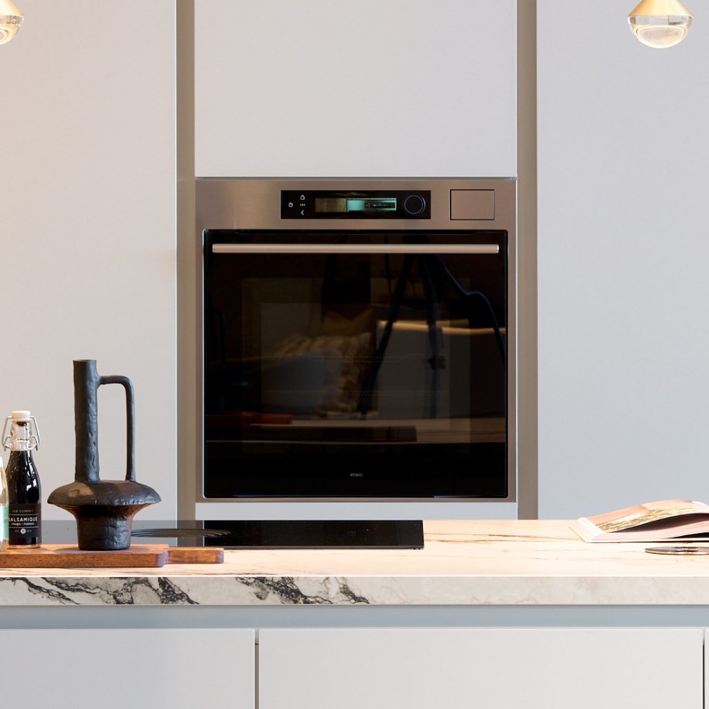 Moderne witte Pronorm eiland keuken met ATAG oven