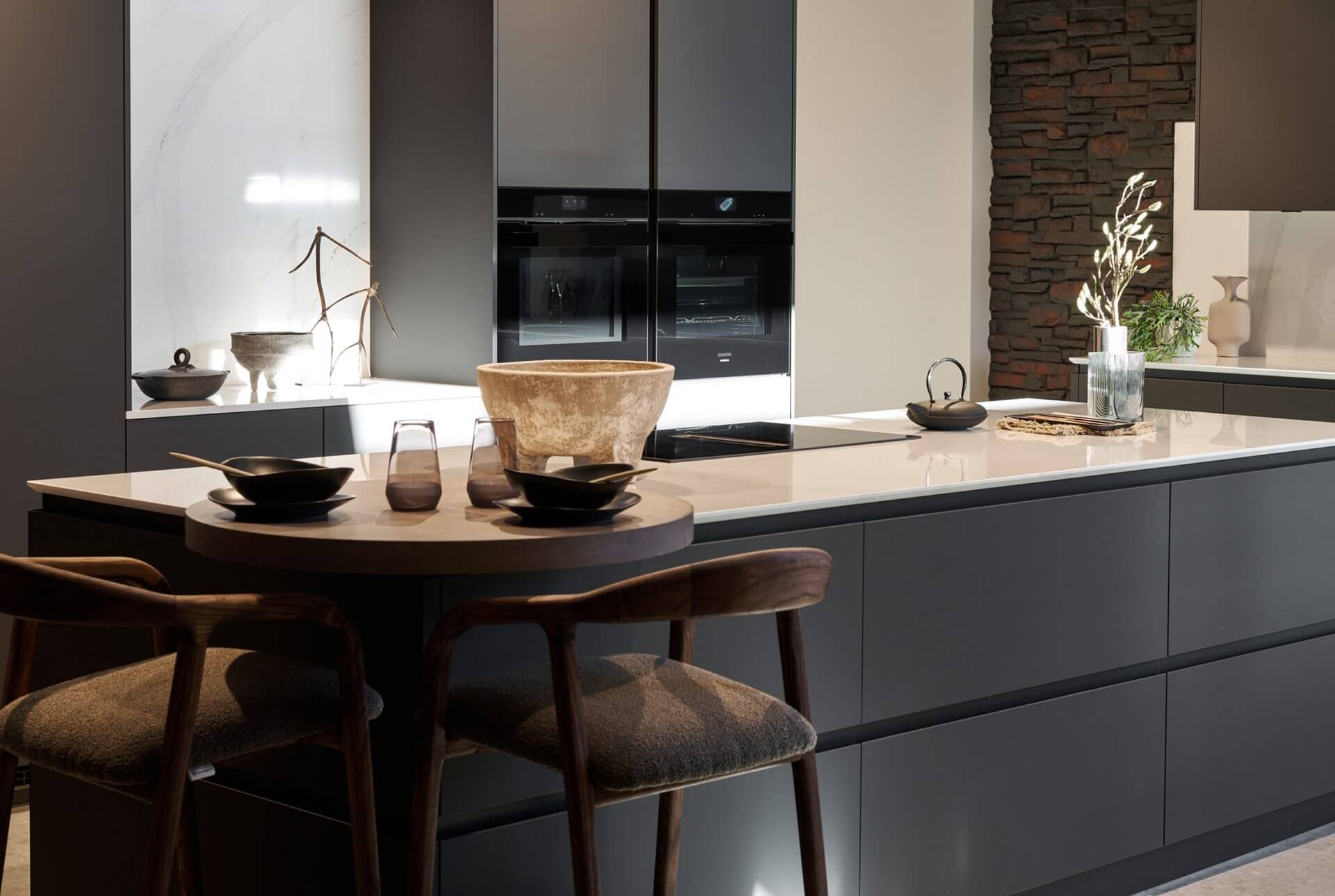 Pronorm Y-line keuken met ronde bar Pronorm Y-line keuken met ronde bar | Eigenhuis Keukens