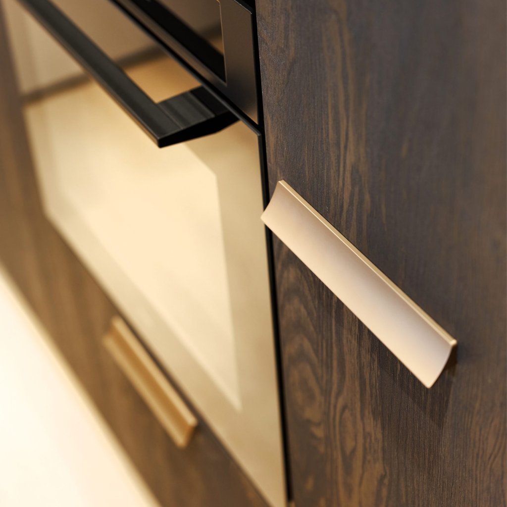 Gouden handgrepen op warm houten fronten