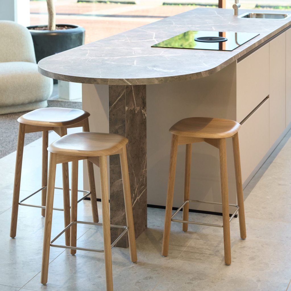 Bar in een witte eiland concept130 keuken met ronde bar