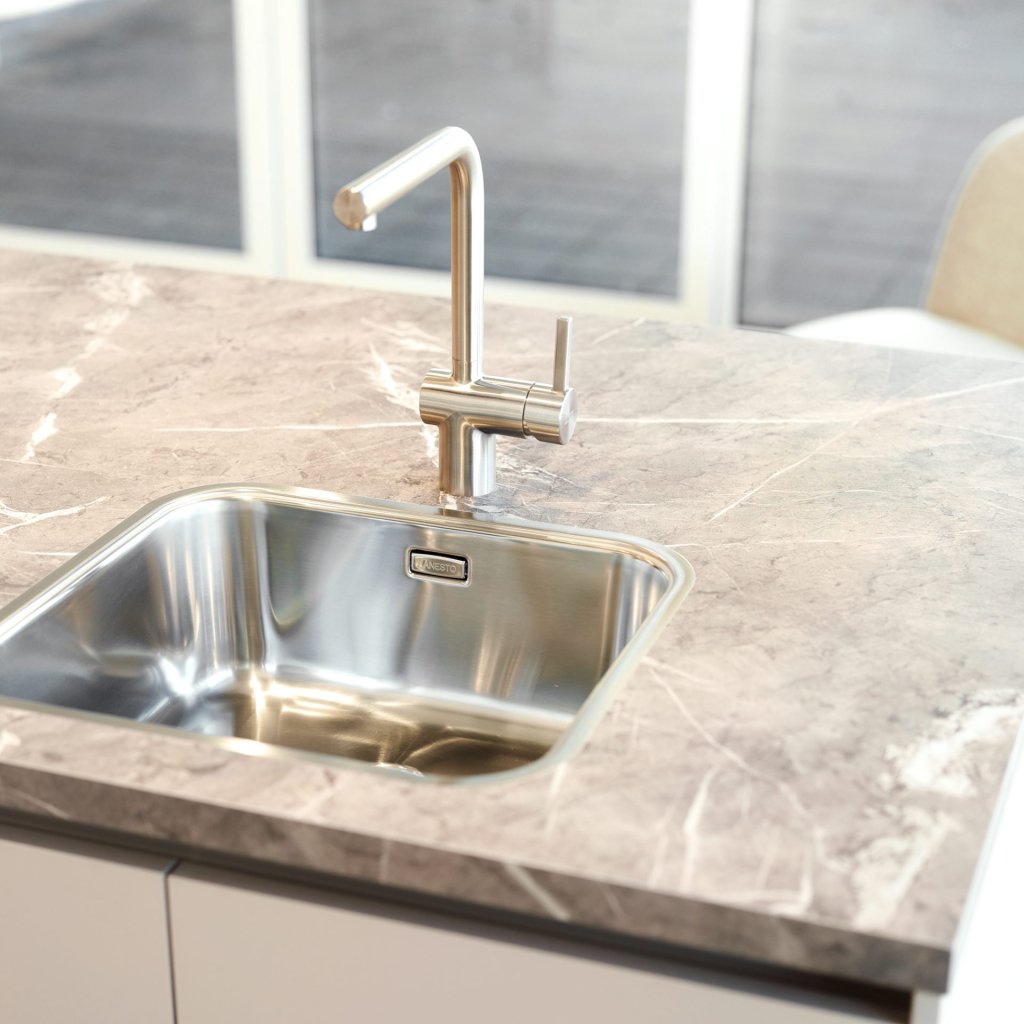 Witte concept130 keuken met Lanesto spoelbak en kraan
