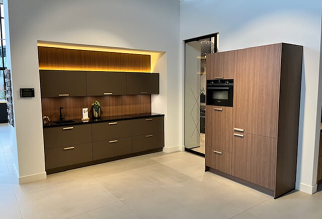 Bruin gekleurde hoek showroomkeuken | Eigenhuis Keukens Bruin gekleurde hoek showroomkeuken | Eigenhuis Keukens