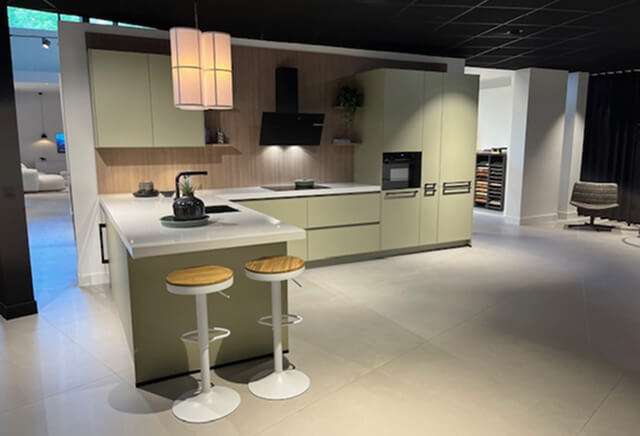 Jade groene L-vormige showroomkeuken | Eigenhuis Keukens Jade groene L-vormige showroomkeuken | Eigenhuis Keukens