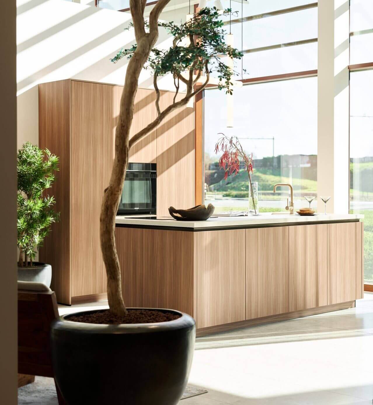 Lichte Japandi houten keuken bij Eigenhuis Keukens