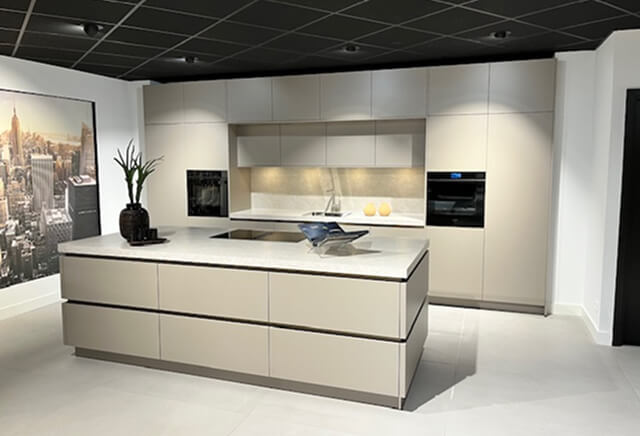 Minimalistische kwartsgrijze eiland showroomkeuken | Eigenhuis Keukens Minimalistische kwartsgrijze eiland showroomkeuken | Eigenhuis Keukens