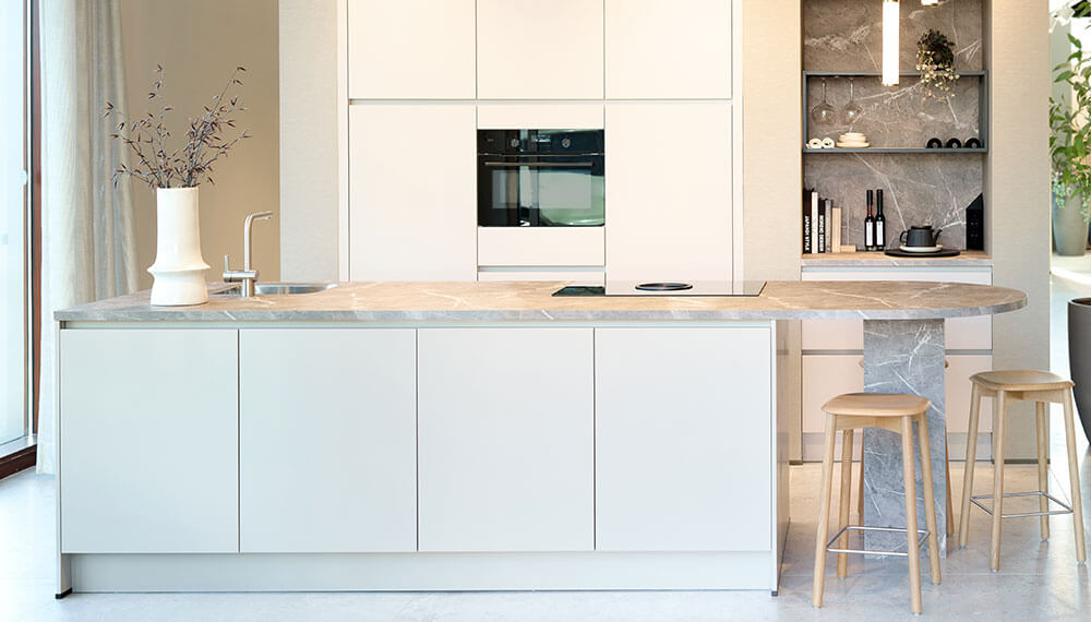 Lichte open eiland keuken met bar | Eigenhuis Keukens