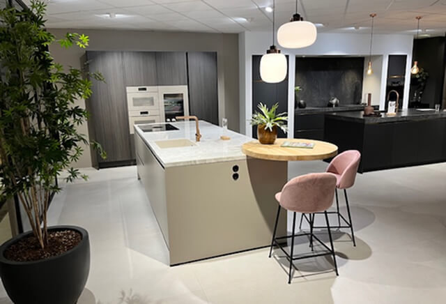 Geïntergreerde baropstelling eiland showroomkeuken | Eigenhuis Keukens Geïntergreerde baropstelling eiland showroomkeuken | Eigenhuis Keukens