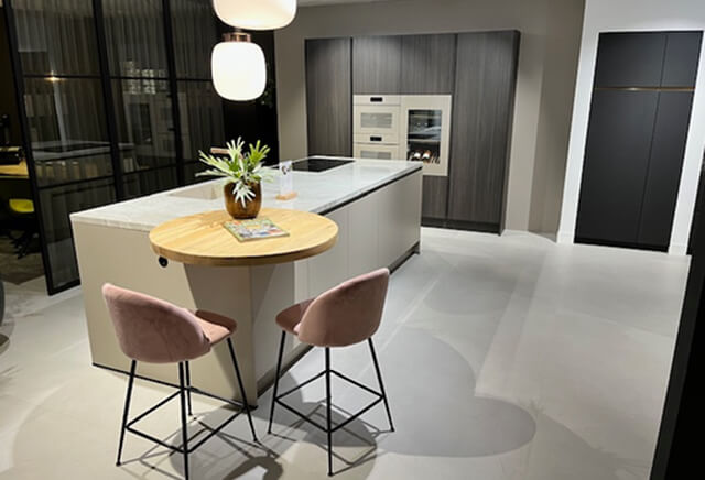 Eucalipto donker en steengrijze eiland showroomkeuken | Eigenhuis Keukens Eucalipto donker en steengrijze eiland showroomkeuken | Eigenhuis Keukens