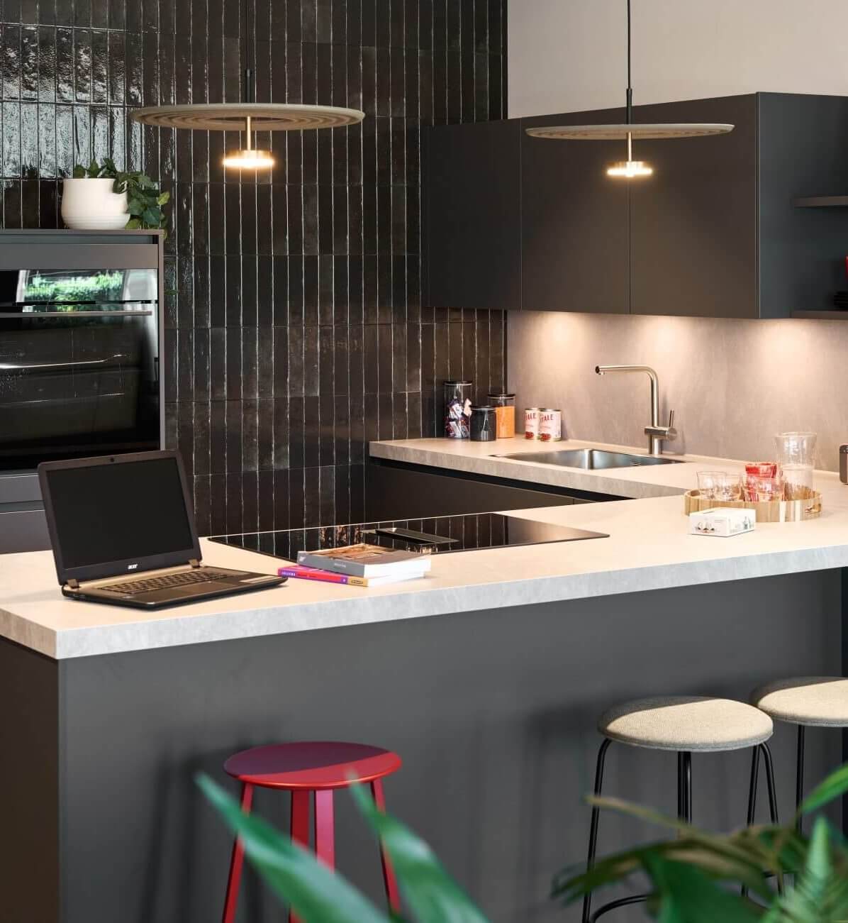 G-keuken met bar | Eigenhuis Keukens Donkere G-keuken met bar