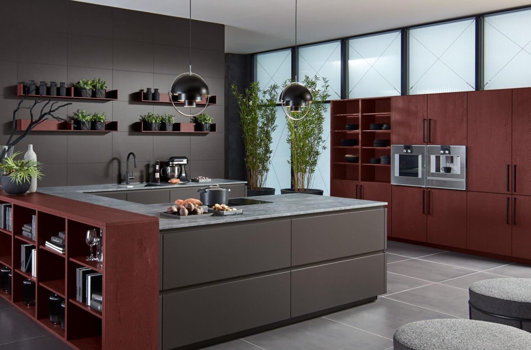 G-keuken met eiland | Eigenhuis Keukens G-keuken met eiland en burgundy kastenwand