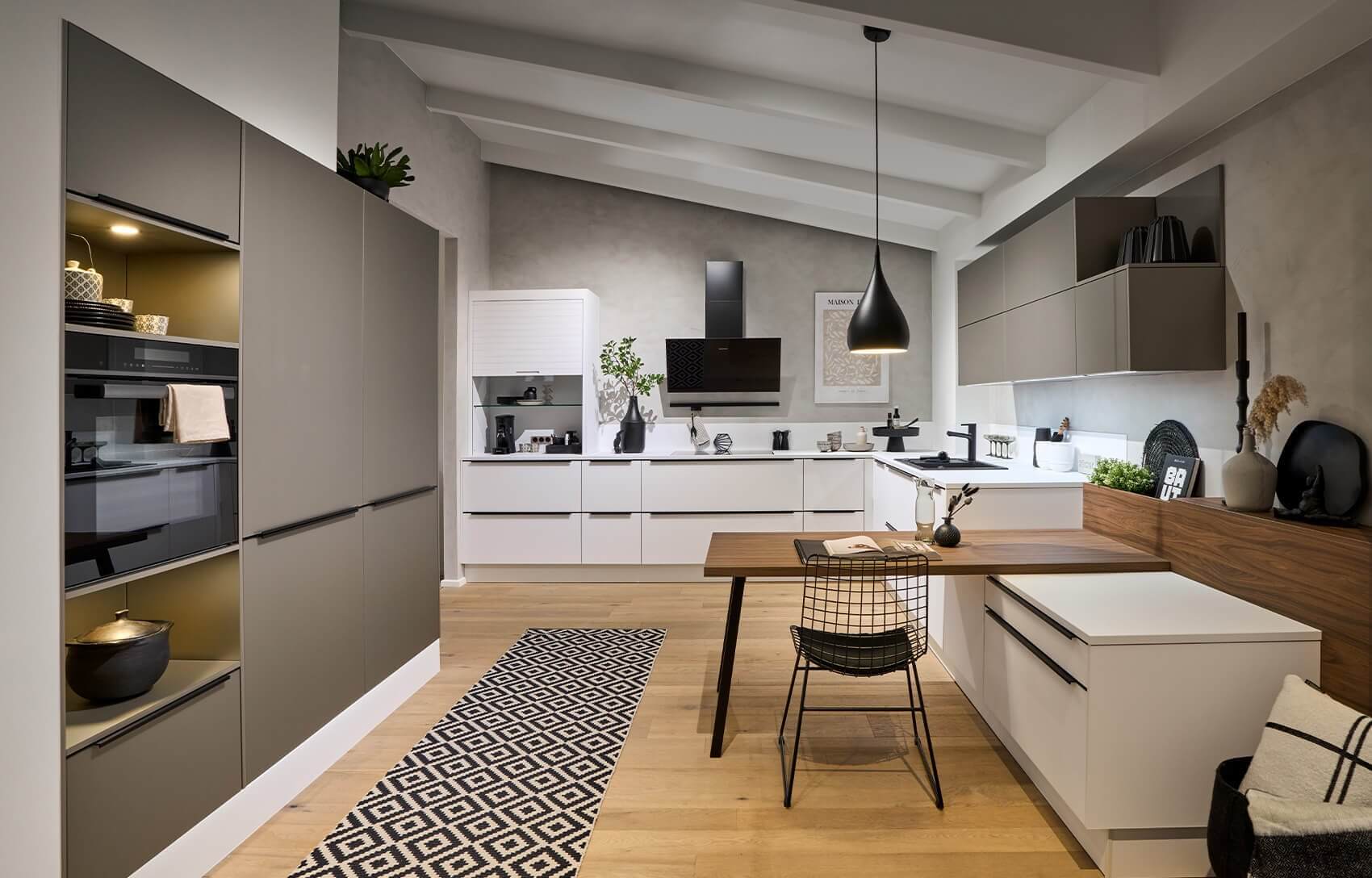 Lichte G-keuken met tafel | Eigenhuis Keukens Lichte G-keuken met tafel en kastenwand