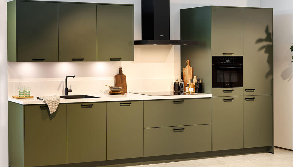Moderne olijfgroene keuken met zwarte grepen