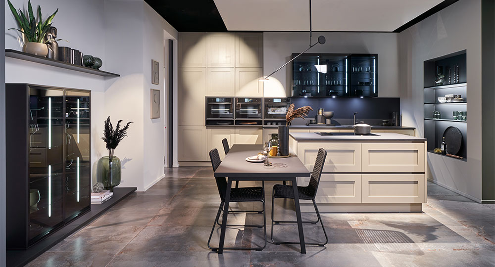 Beige keuken met zwart contrasterend werkblad | Eigenhuis Keukens Beige met zwarte keuken | Eigenhuis Keukens