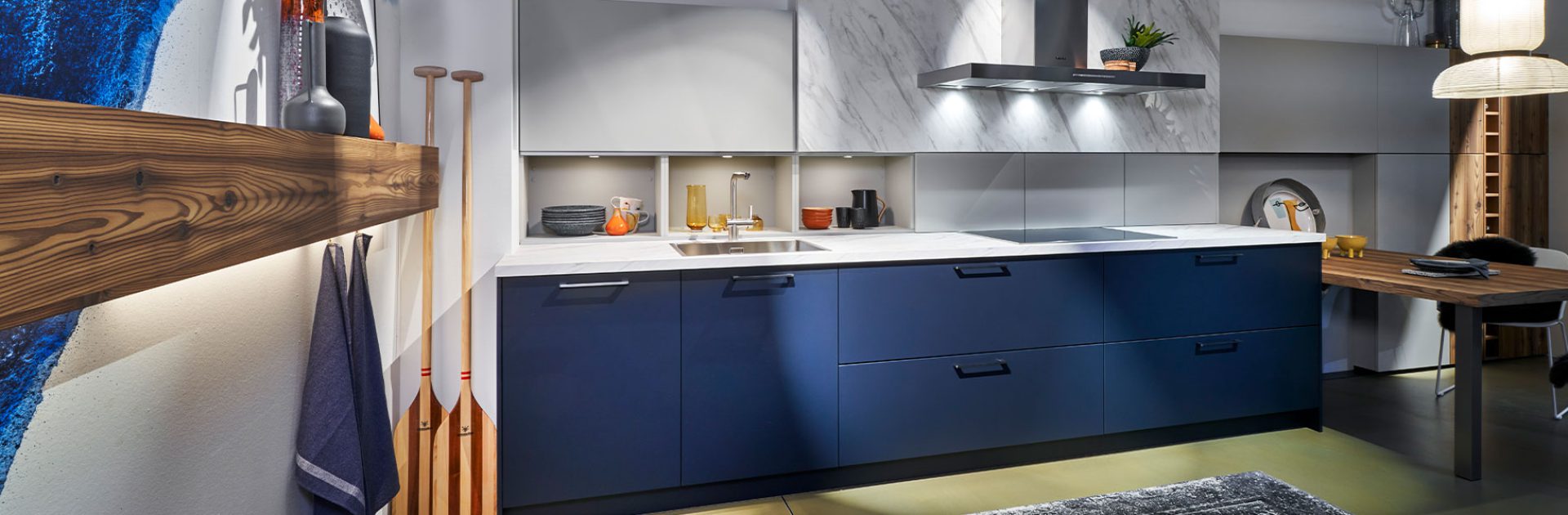 Donkerblauwe rechte Systemat keuken met marmeren achterwand | Eigenhuis Keukens