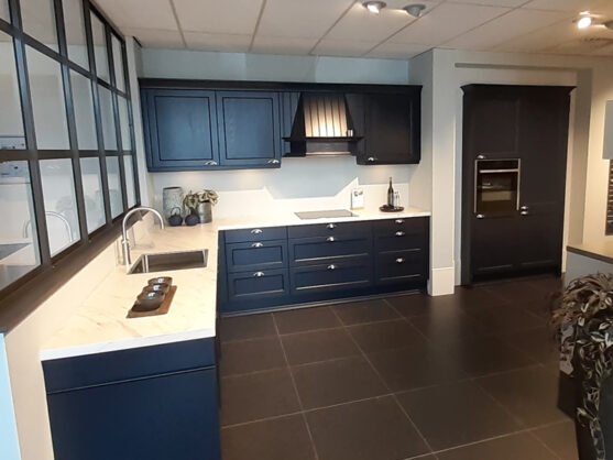 ECOOK Plus fluweelblauwe hoekkeuken | Showroomkeuken | Eigenhuis Keukens