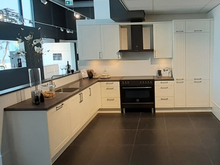 ECOOK Plus mat witte hoekkeuken | Showroomkeuken | Eigenhuis Keukens
