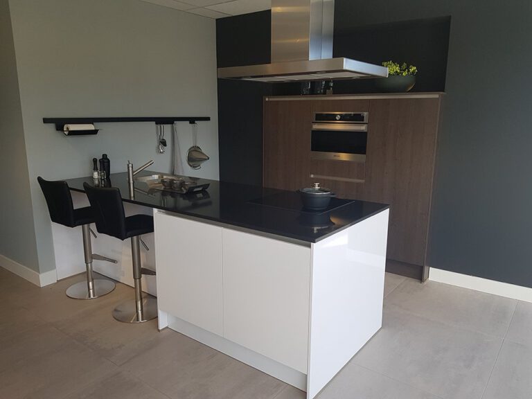 ECOOK Plus showroomkeuken | schiereiland keuken met bar | Eigenhuis Keukens
