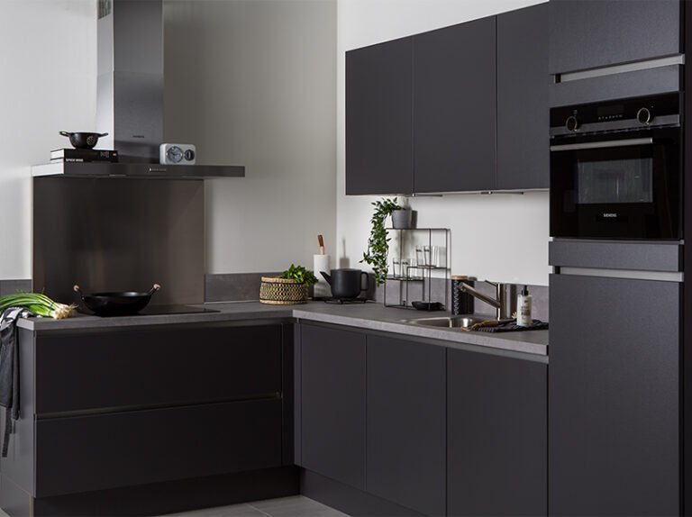 ECOOK Plus zwarte hoekkeuken | Showroomkeuken | Eigenhuis Keukens