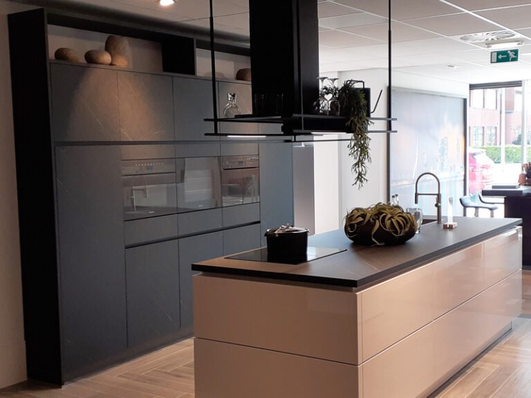 ECOOK Xclusiv hoogglans witte eiland keuken, donker marmeren keukenkasten | Eigenhuis Keukens