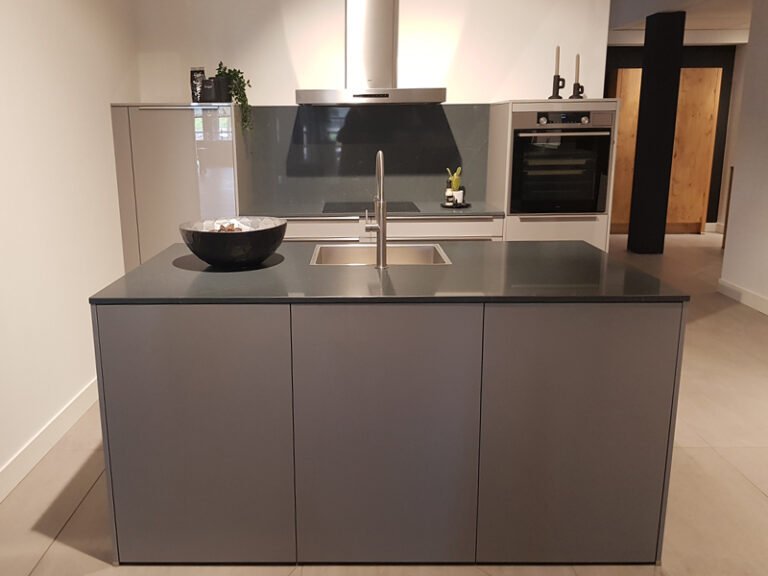 Ecook Xclusiv eiland keuken parelgrijs | Showroomkeuken | Eigenhuis Keukens
