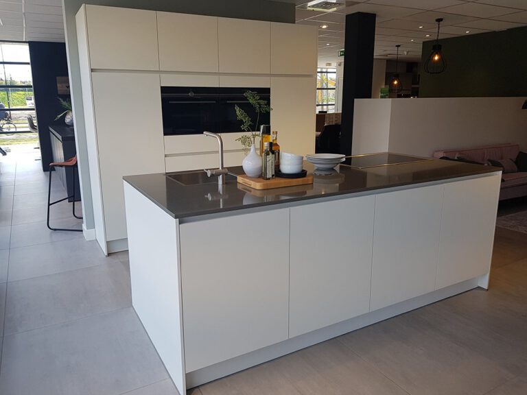 ECOOK Xclusiv witte eiland keuken | Showroomkeuken | Eigenhuis Keukens