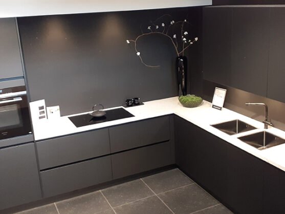 ECOOK Xclusiv hoekkeuken zwart wit | Eigenhuis Keukens