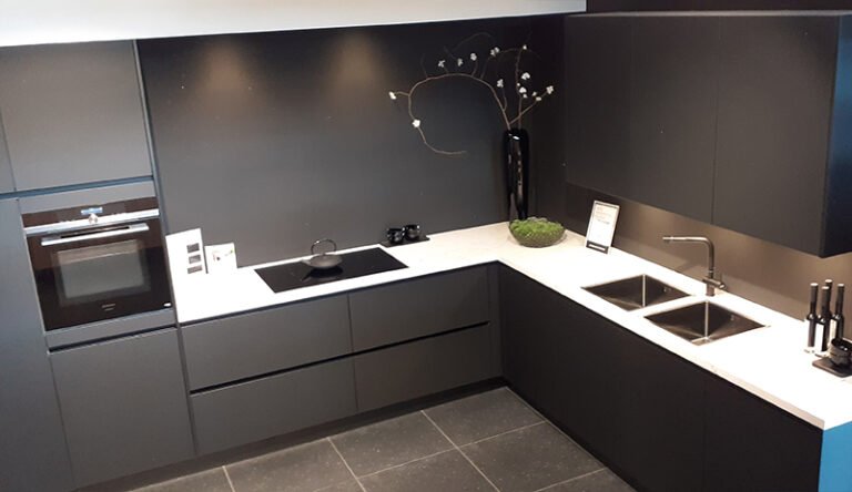 ECOOK Xclusiv hoekkeuken zwart wit | Eigenhuis Keukens