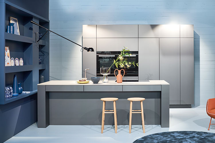 Grijze moderne keuken met stenen achterwand | Eigenhuis Keukens