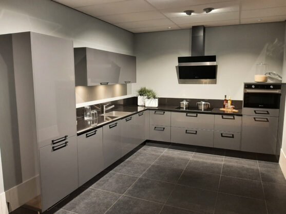 Goedkope hoekkeuken | Showroomkeuken | Eigenhuis Keukens