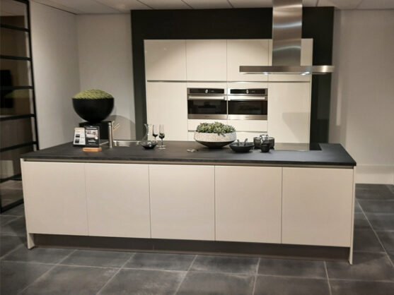 Hoogglans witte keuken met kookeiland | Showroomkeuken | Eigenhuis Keukens