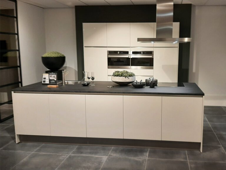 Hoogglans witte keuken met kookeiland | Showroomkeuken | Eigenhuis Keukens