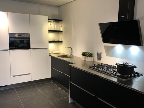 Luxe hoekkeuken showroom | Eigenhuis Keukens