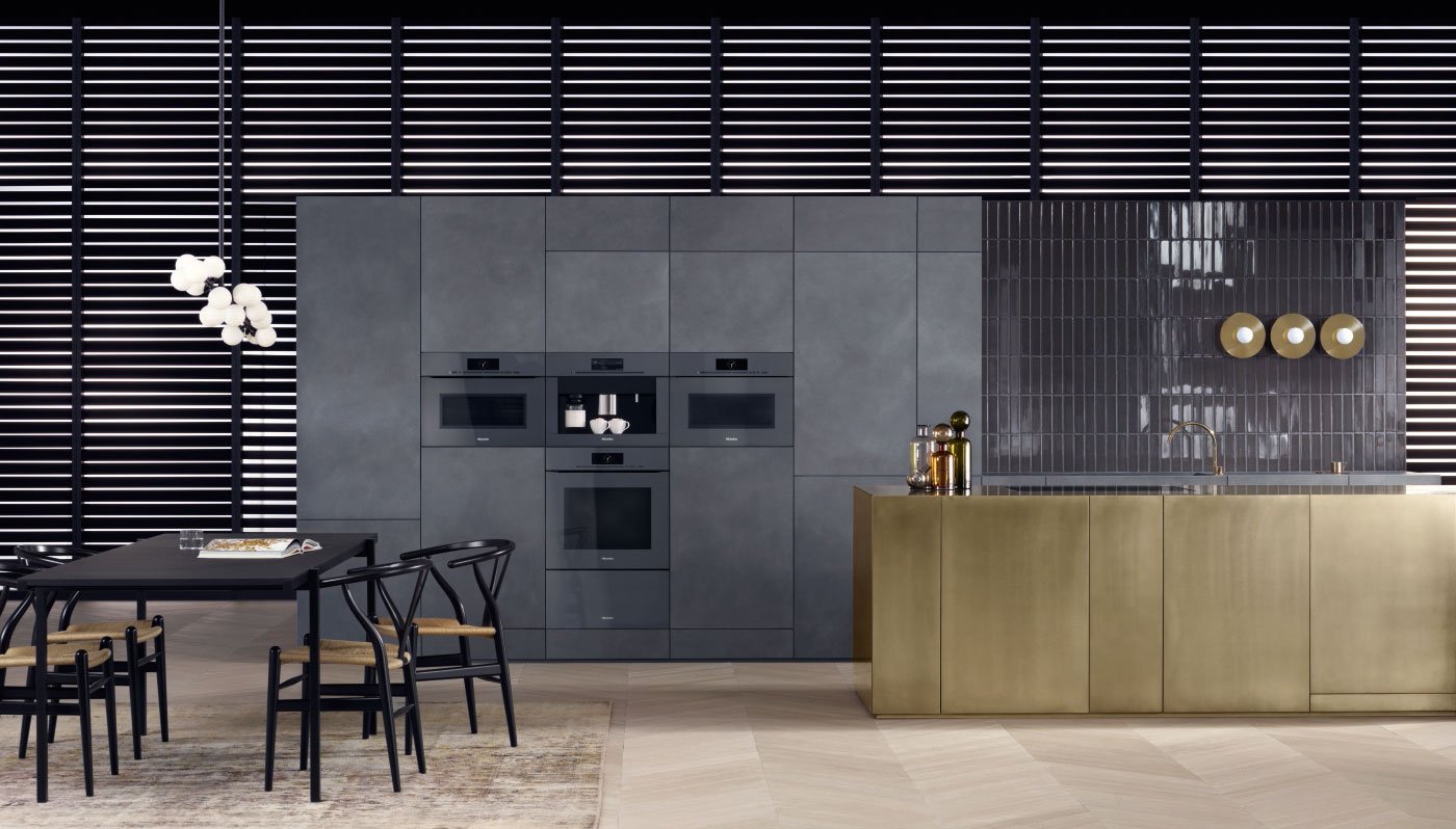 Luxe zwarte keuken met goud Luxe zwarte keuken met goud