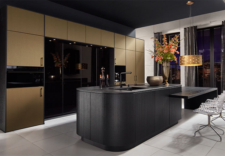 Luxe zwarte Pronorm keuken met gouden details | Eigenhuis Keukens
