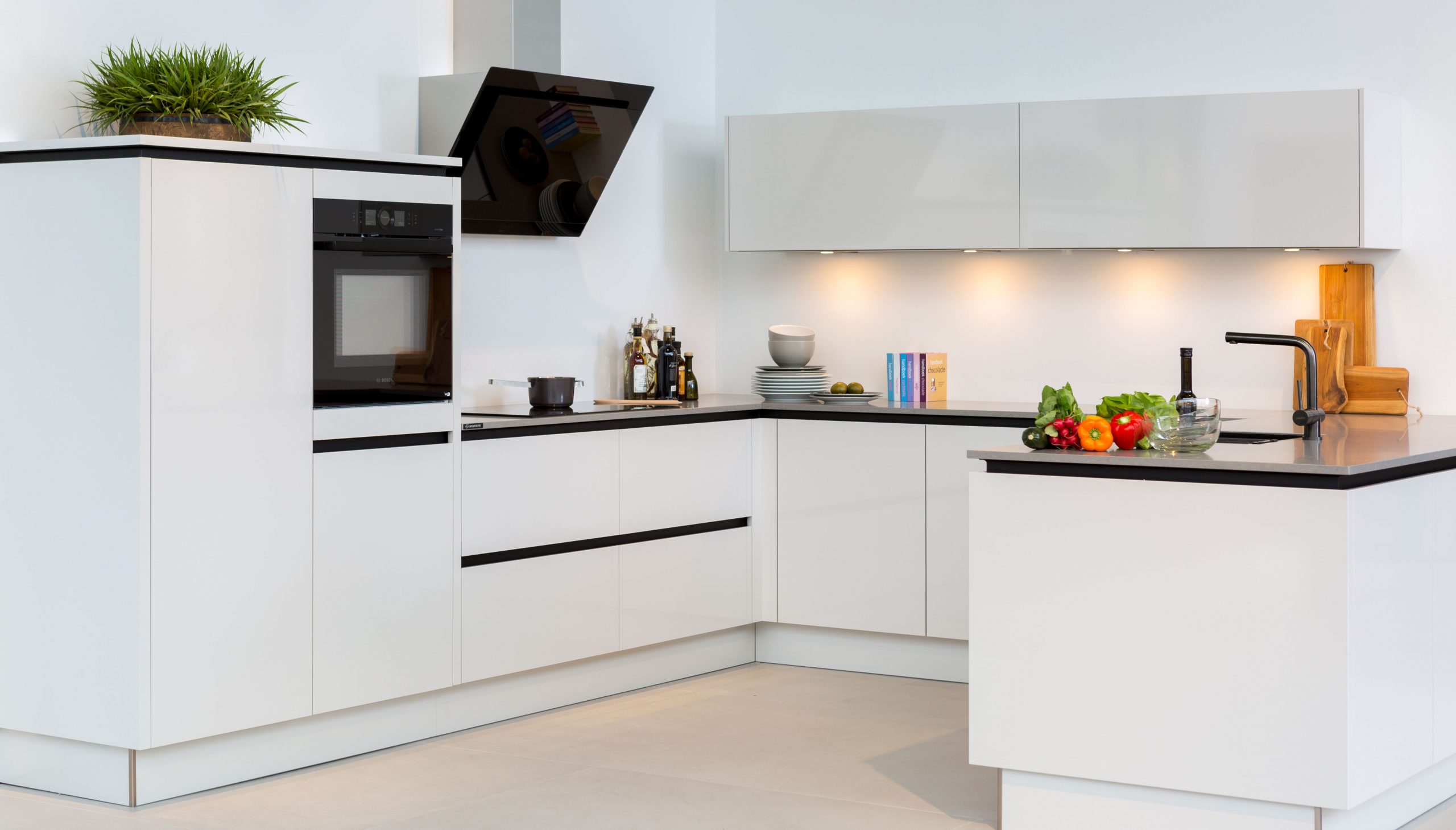 Witte ECOOK Pro showroomkeuken | Eigenhuis Keukens Witte ECOOK Pro showroomkeuken | Eigenhuis Keukens