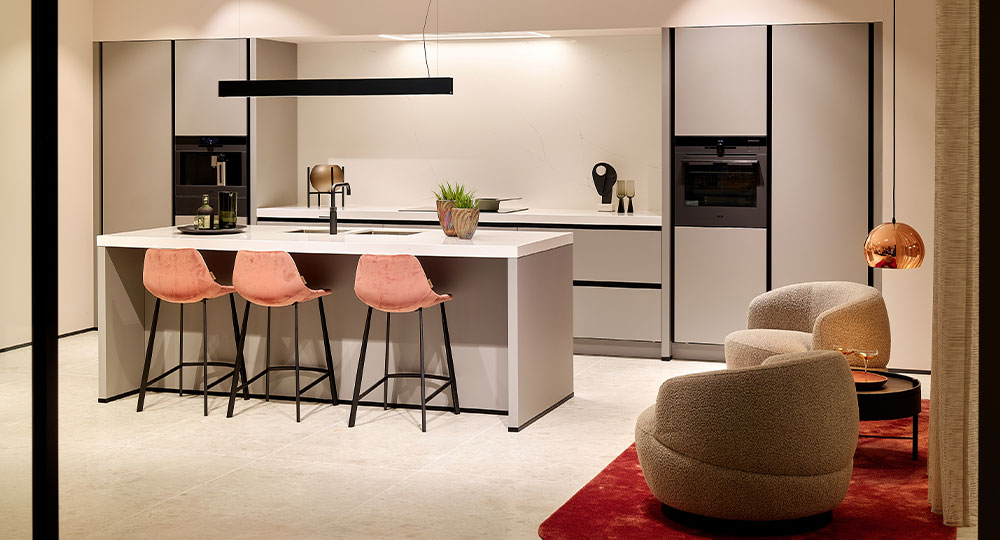 Zwarte keuken met kookeiland | Eigenhuis Keukens Moderne eiland keuken | Eigenhuis Keukens