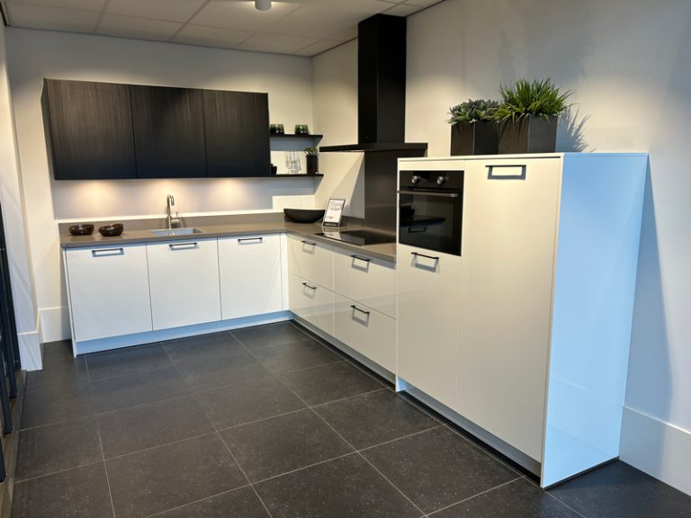 Moderne witte hoekkeuken | Showroom Capelle | Eigenhuis Keukens