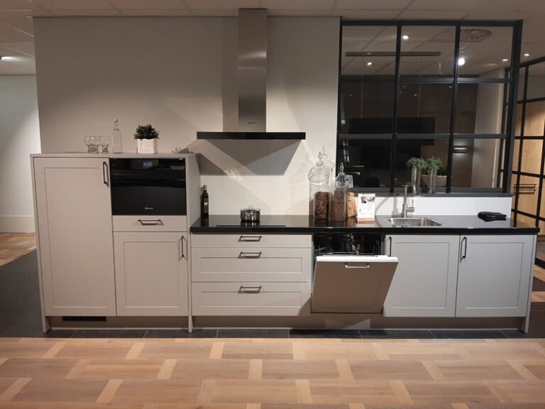 Rechte keuken mat parelgrijs | Showroomkeuken | Eigenhuis Keukens