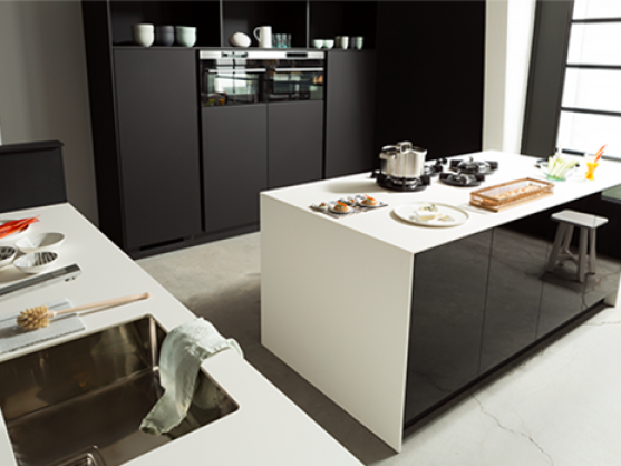 Eigenhuis IQ eilandkeuken (Fenix Black & White)