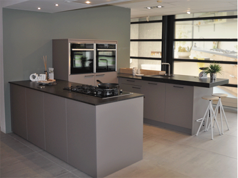 Eigenhuis IQ keuken met Neff apparatuur en inbouwunit van Wave