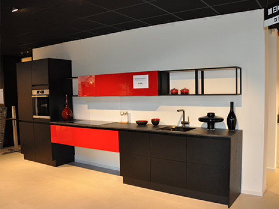Rechte Eigenhuis Plus keuken in zwart met rood