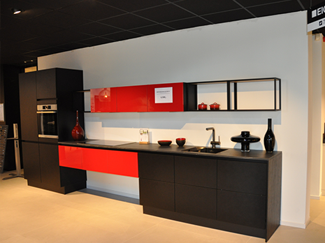 Rechte Eigenhuis Plus keuken in zwart met rood