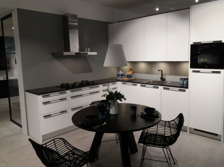Snow witte showroomkeuken | Eigenhuis Keukens
